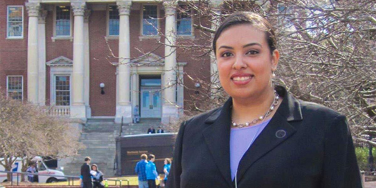 Student in front of Maryland Statehouse